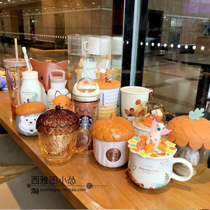 مج Starbucks بتصاميم كرتونية لطيفة وغطاء مميز.