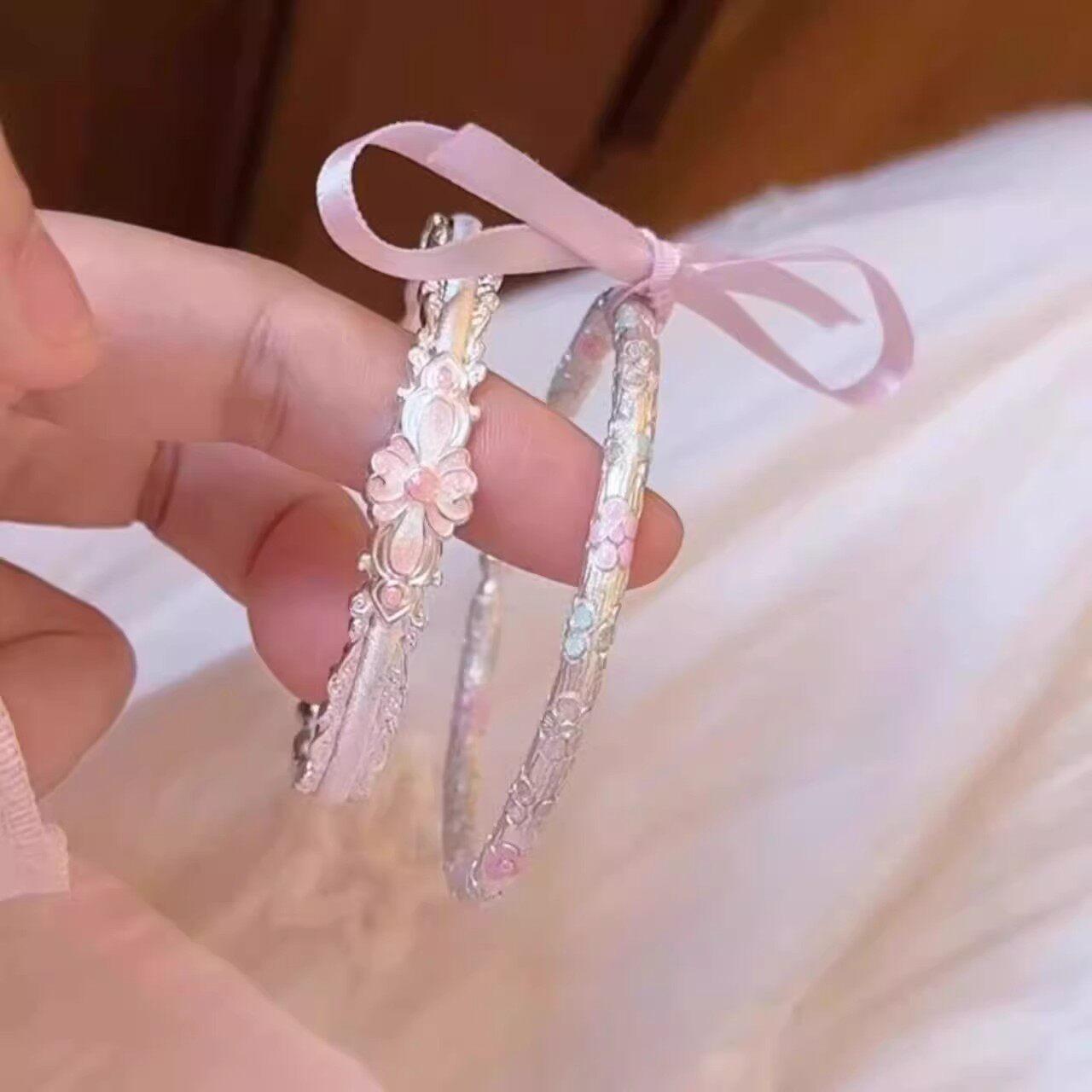 سوار (Bracelet) بتصميم زهرة وردية وأسلوب كوري أنيق.