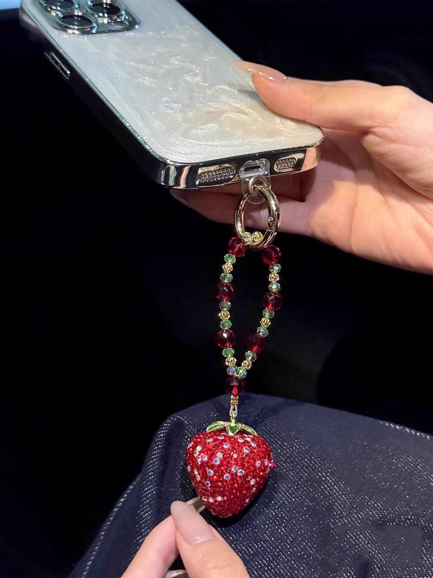 تعليقة هاتف Phone Charm بتصميم فراولة مرصعة بالكريستال.