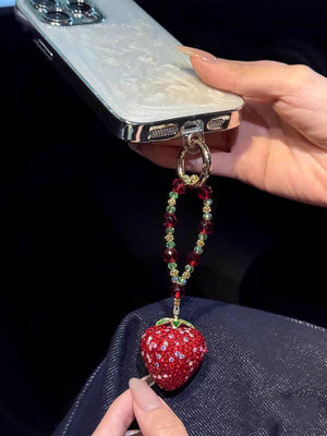 تعليقة هاتف Phone Charm بتصميم فراولة مرصعة بالكريستال.