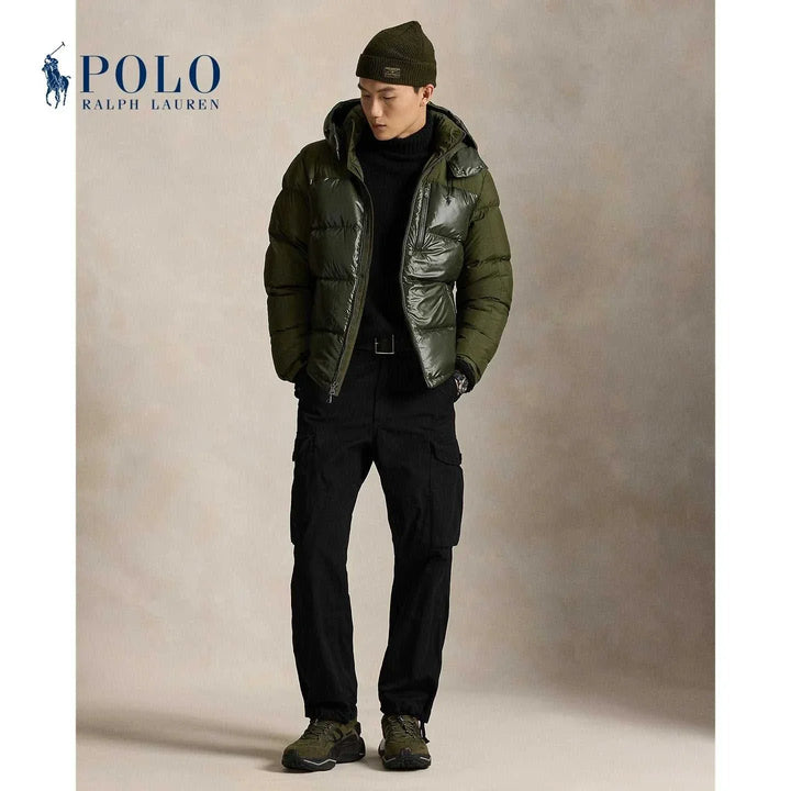 جاكيت رجالي من رالف لورين بلون زيتوني مع حشوة مبطنة وغطاء رأس محكم وسحّاب ثنائي الاتجاه وتصميم مقاوم للبرد والرطوبة