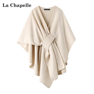 شال شتوي نسائي La Chapelle باللون البيج بقصة رداء بلا أكمام من الأمام