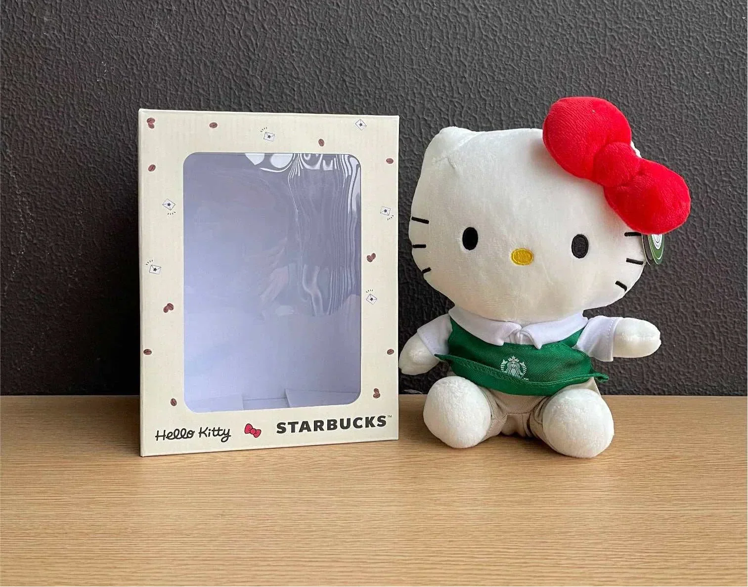 كوب Starbucks بتصميم Hello Kitty مع غطاء وقشة باللون الأخضر.