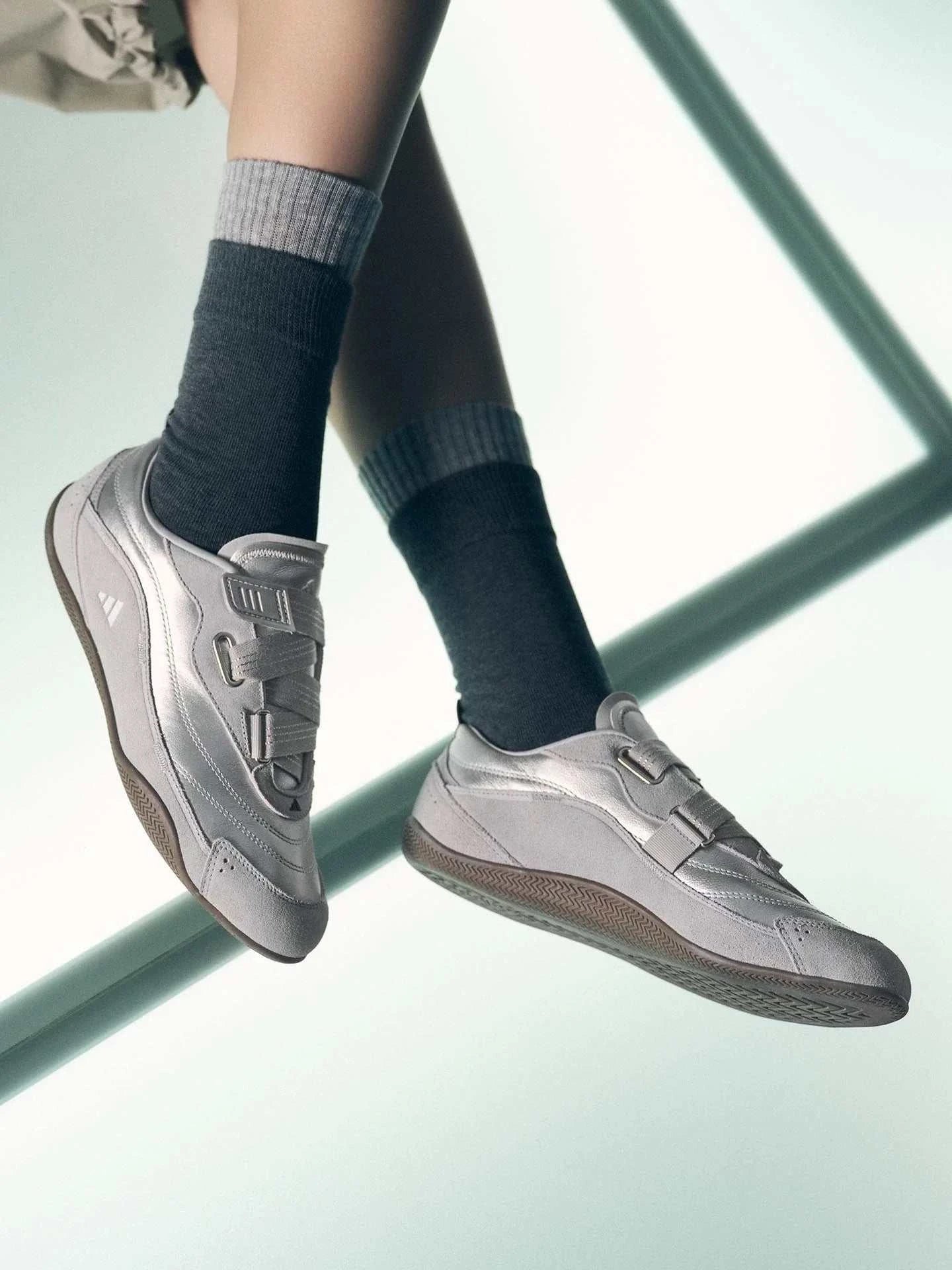 حذاء نسائي عصري من أديداس adidas.