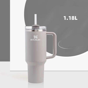 كوب Stanley Quencher الأصلي بحجم 887 مل مع مقبض مريح.