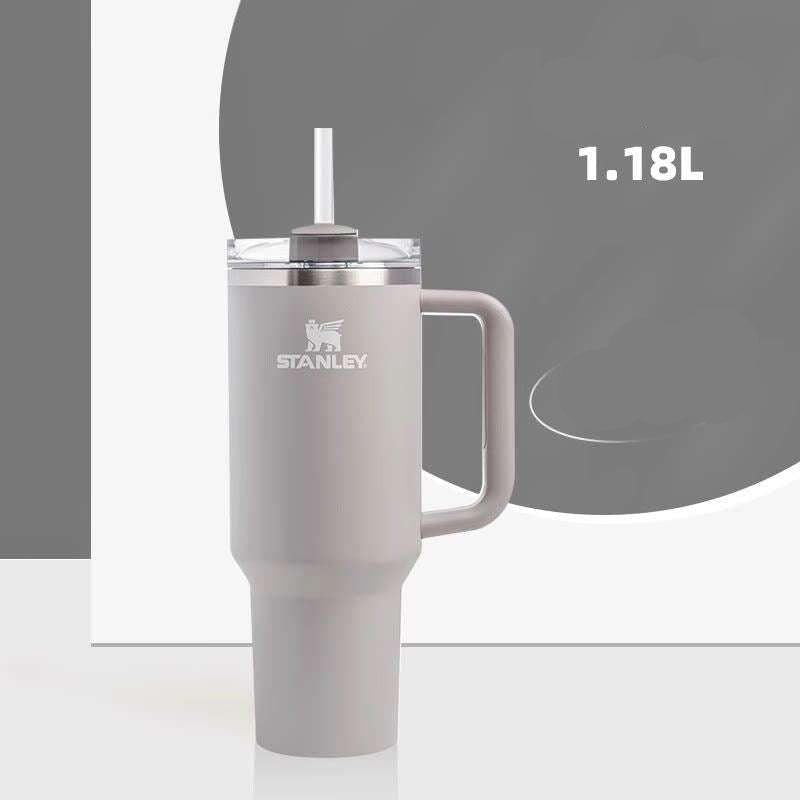 كوب Stanley Quencher الأصلي بحجم 887 مل مع مقبض مريح.