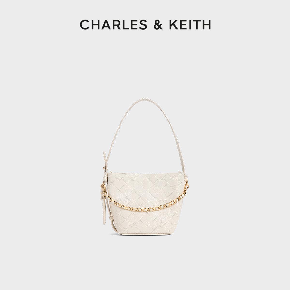 حقيبة Charles & Keith بتصميم Bucket مبطن مع محفظة إضافية.