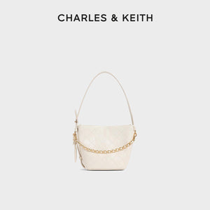 حقيبة Charles & Keith بتصميم Bucket مبطن مع محفظة إضافية.