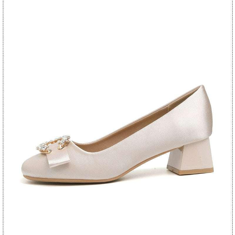 حذاء كعب عريض Beige مرصع بـ Crystal Buckle ومزينة بفيونكة.