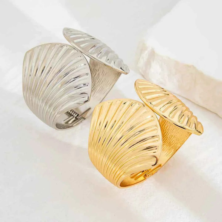 إسوارة نسائية Spring Scallop Metal Bracelet بتصميم معدني مستوحى من البحر باللونين الذهبي والفضي لموسم ربيع 2025 تناسب السفر والبحر والإطلالات العصرية
