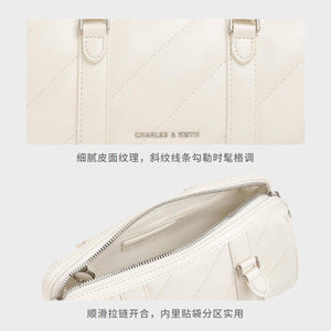 حقيبة Charles & Keith بتصميم مبطن وأنيق.
