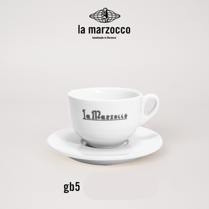 كوب إسبريسو أبيض مع صحن وشعار La Marzocco مطبوع بالأسود