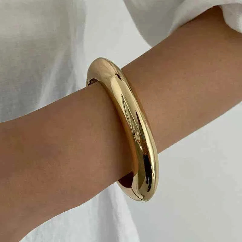 طقم أساور Bangle بتصميم Chunky عريض وألوان Gold و Resin.