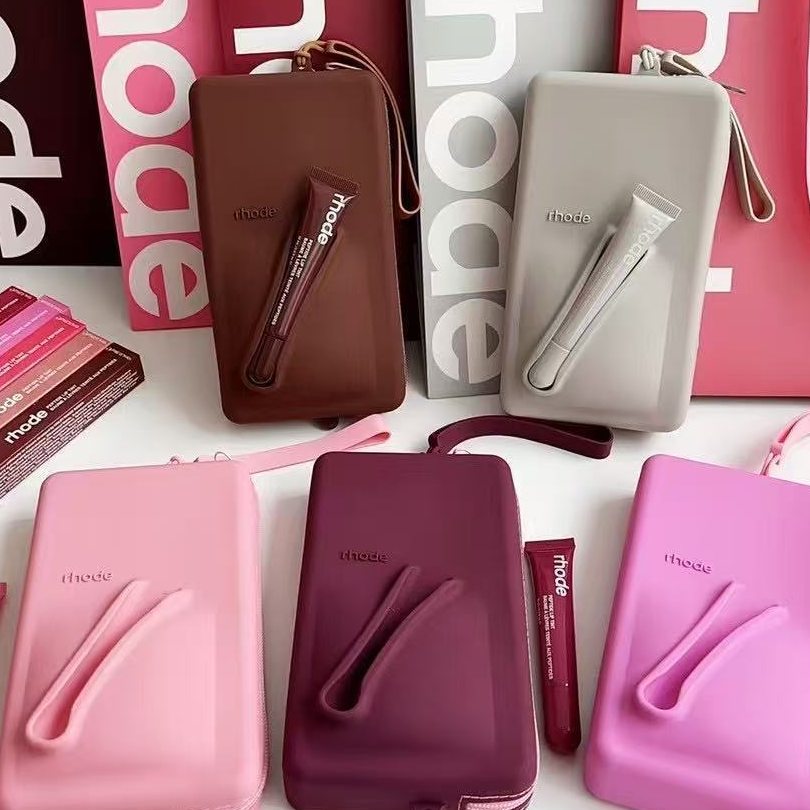 حقيبة rhode مع مرطب الشفاه Peptide Lip Tint بتصاميم وألوان متنوعة