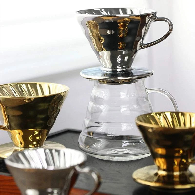 قمع ترشيح قهوة Hario V60 بتصميم معدني فاخر وألوان عاكسة.