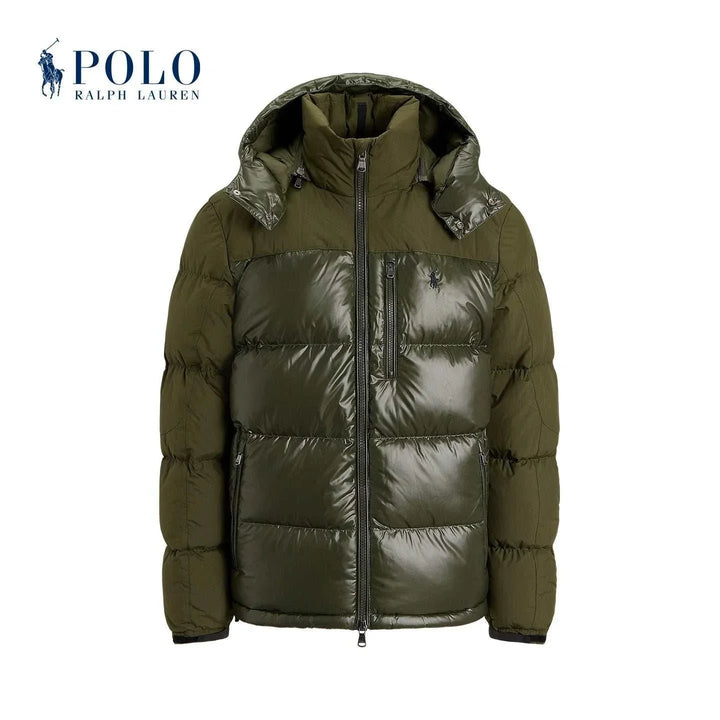 جاكيت رجالي من رالف لورين باللون الزيتوني مع حشوة مبطنة وغطاء رأس محكم وسحّاب مزدوج لدفء وأناقة شتوية مميزة