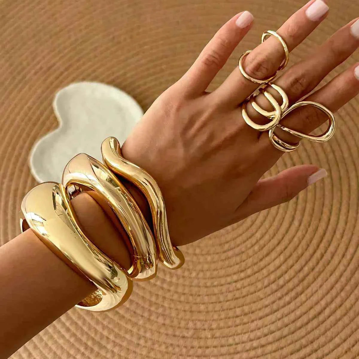 سوار نسائي | تصميم معدني لامع مفتوح بنمط غير منتظم موضة 2025 spring bracelet.