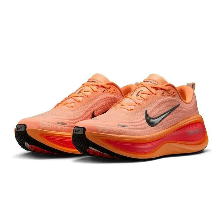 Nike VOMERO PLUS حذاء جري رجالي مرجاني برتقالي بنعل وسطى ZoomX ونعل مطاطي أسود