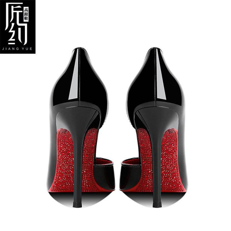 Christiana  حذاء نسائي High Heels أسود بلمسة مخملية ونعل كريستالي أحمر.