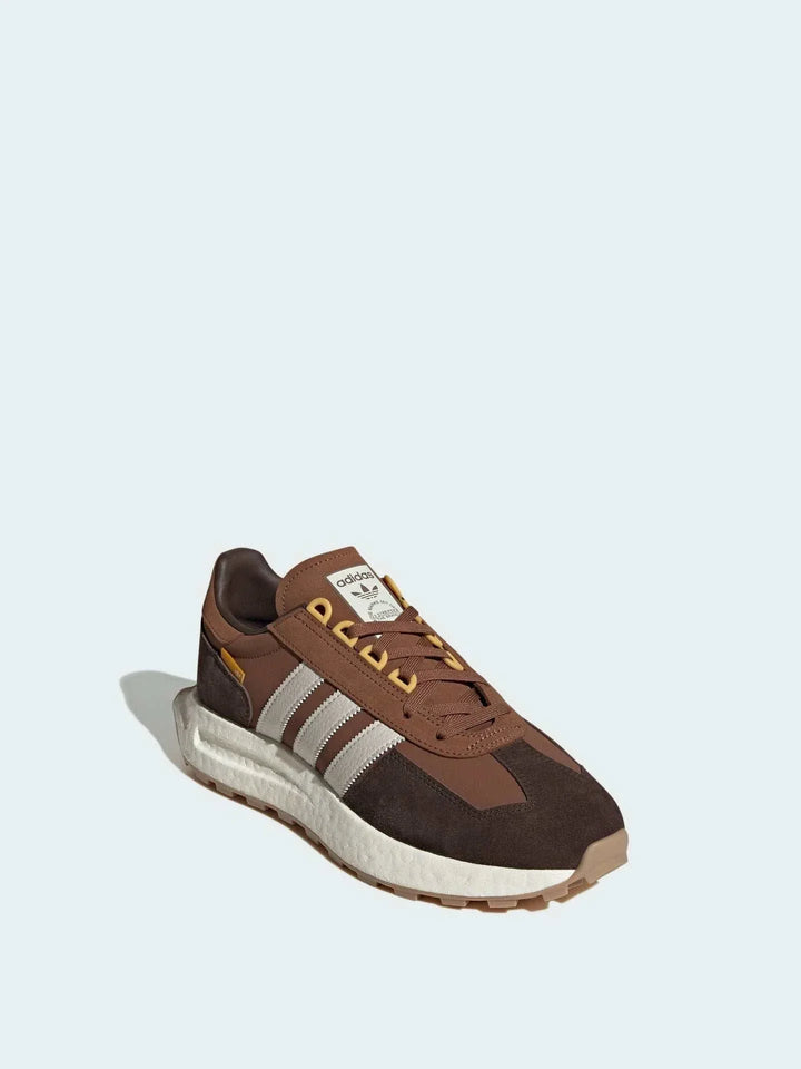 أحذية Adidas الكلاسيكية بلون بني شوكولا بتقنية Boost للرجال والنساء مع نعل مريح ودعم عالي