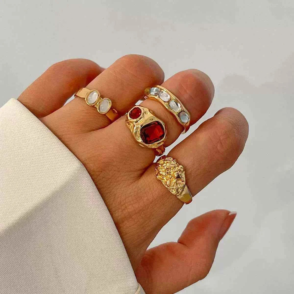 طقم خواتم Vintage بتصميم Irregular وأحجار ملونة جذابة.