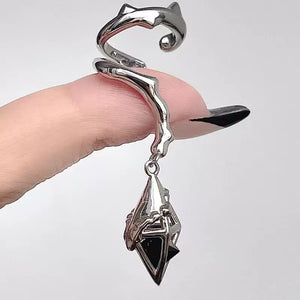 قرط Ear Cuff بتصميم هندسي مع دلاية كريستال باللون الفضي.