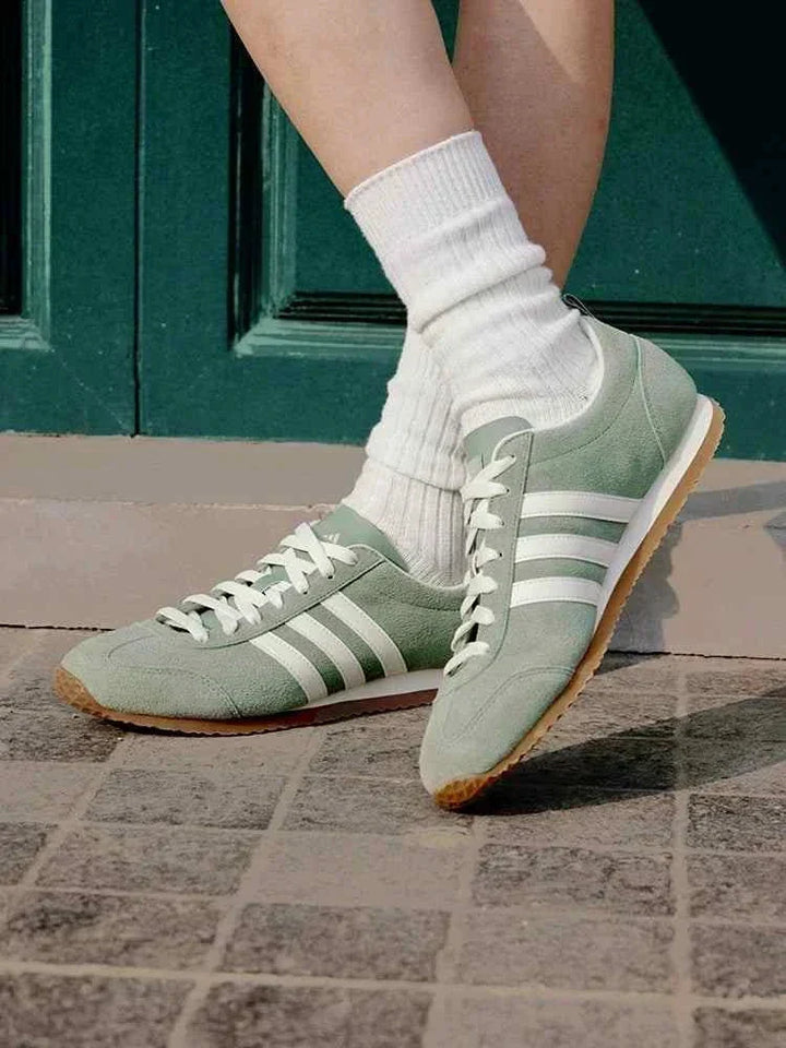 Adidas أديداس حذاء VS JOG 2.0 بلون آيس كريم بنمط كلاسيكي وخامات سويدية مع نعل gum مقاوم