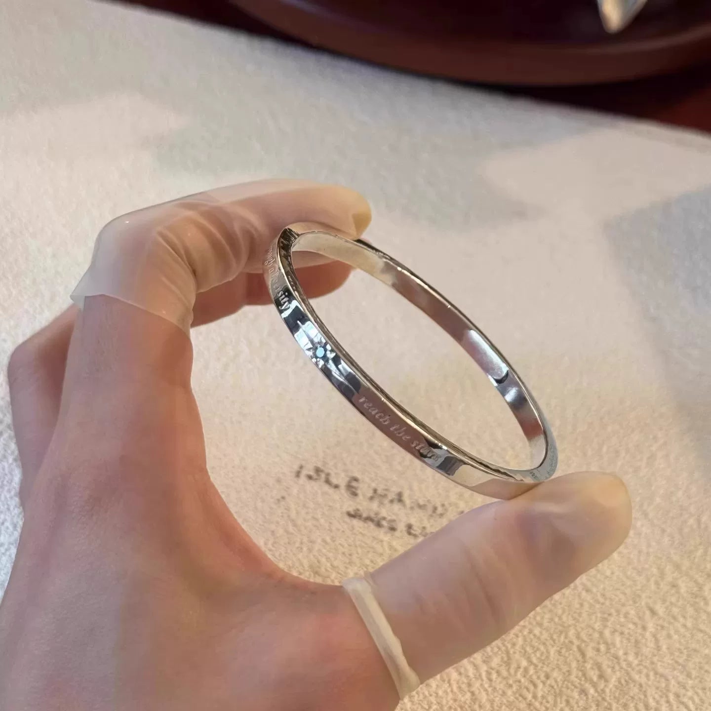 سوار Silver بعبارات محفورة وحجر أزرق أنيق.