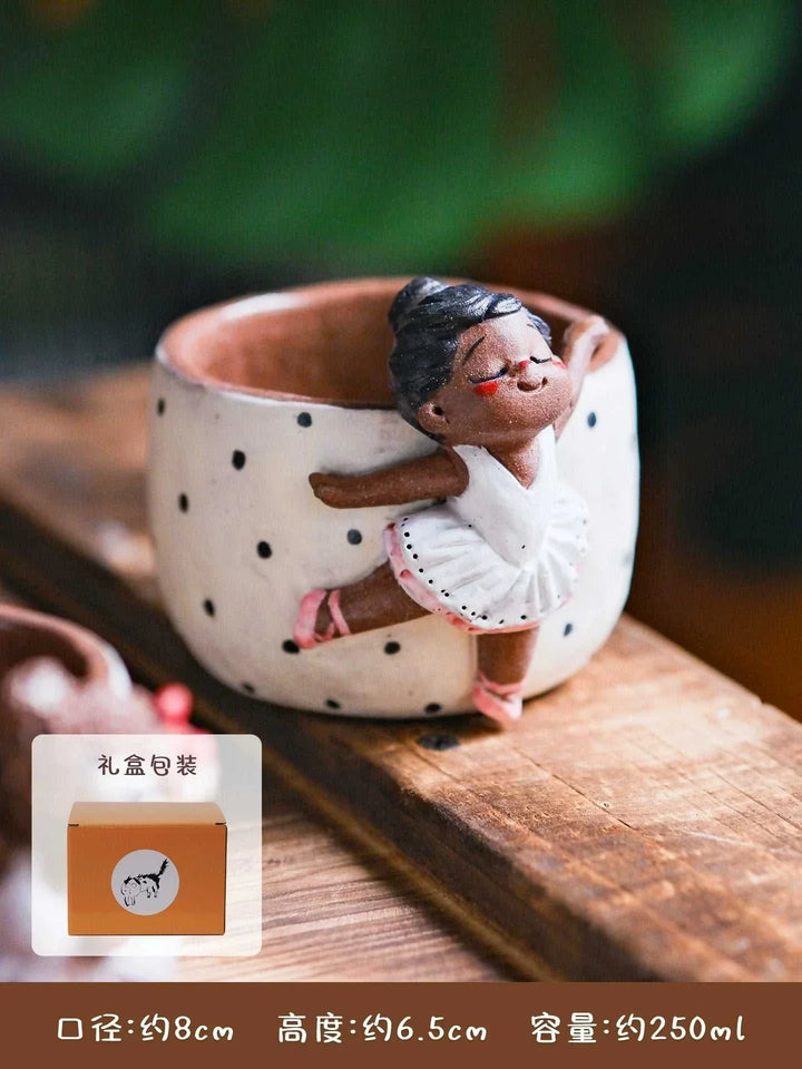 كوب قهوة يدوي من ييفانغ بتصميم ثلاثي الأبعاد لراقصة باليه مع طلاء أبيض منقط وألوان ناعمة