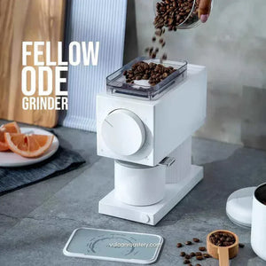 مطحنة قهوة Fellow Ode Gen 2 - تصميم دقيق بلون أسود وأبيض.