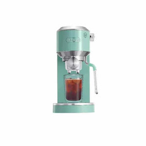 ماكينة DeLonghi لتحضير Espresso و Cold Brew بتصميم أنيق.