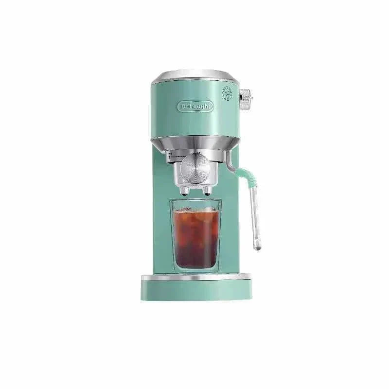 ماكينة DeLonghi لتحضير Espresso و Cold Brew بتصميم أنيق.