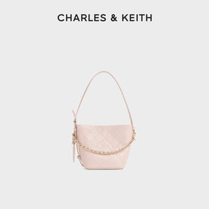 حقيبة Charles & Keith بتصميم Bucket مبطن مع محفظة إضافية.