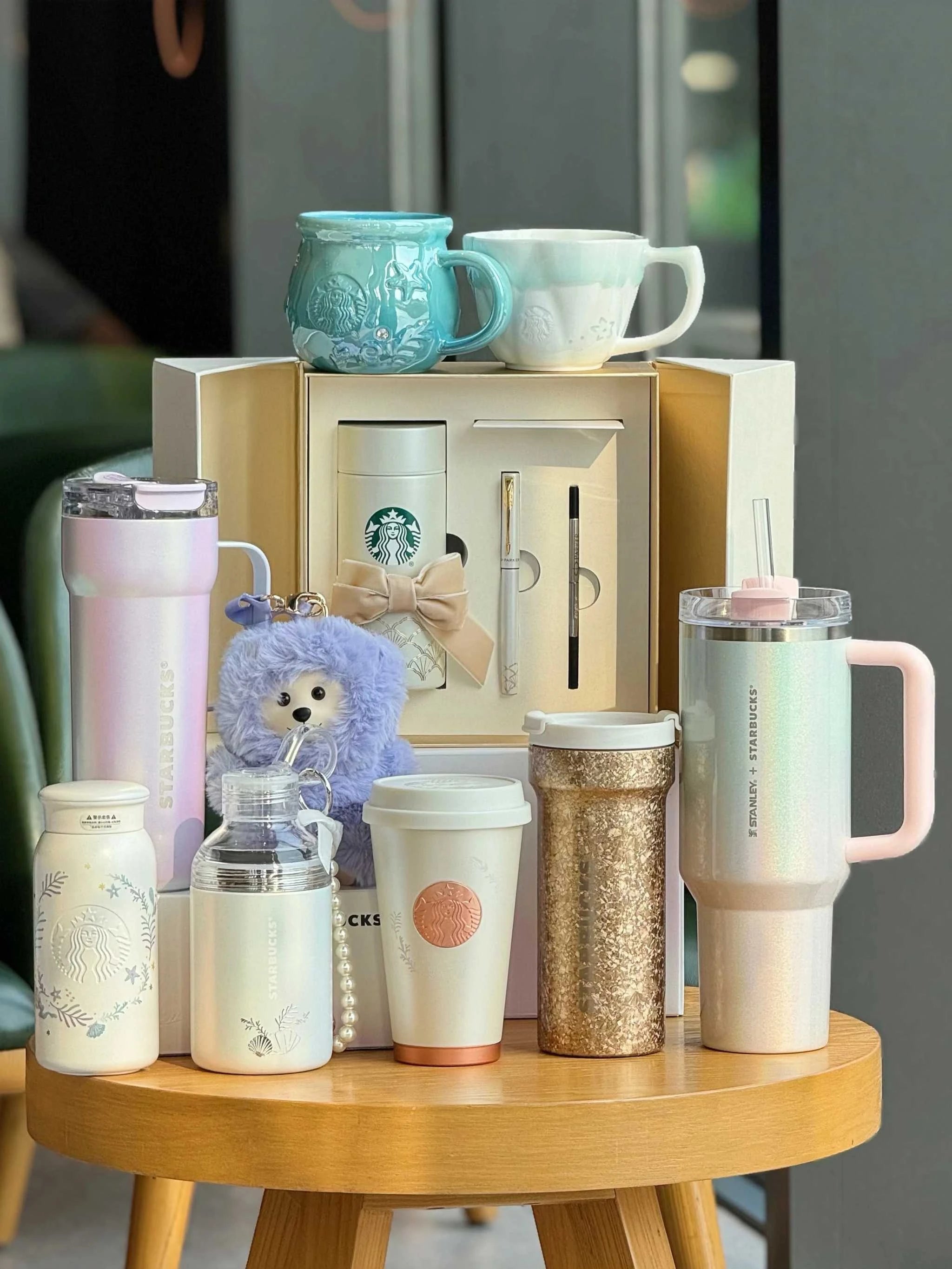 كوب Stanley x Starbucks Quencher لؤلؤي وردي حافظ للحرارة.