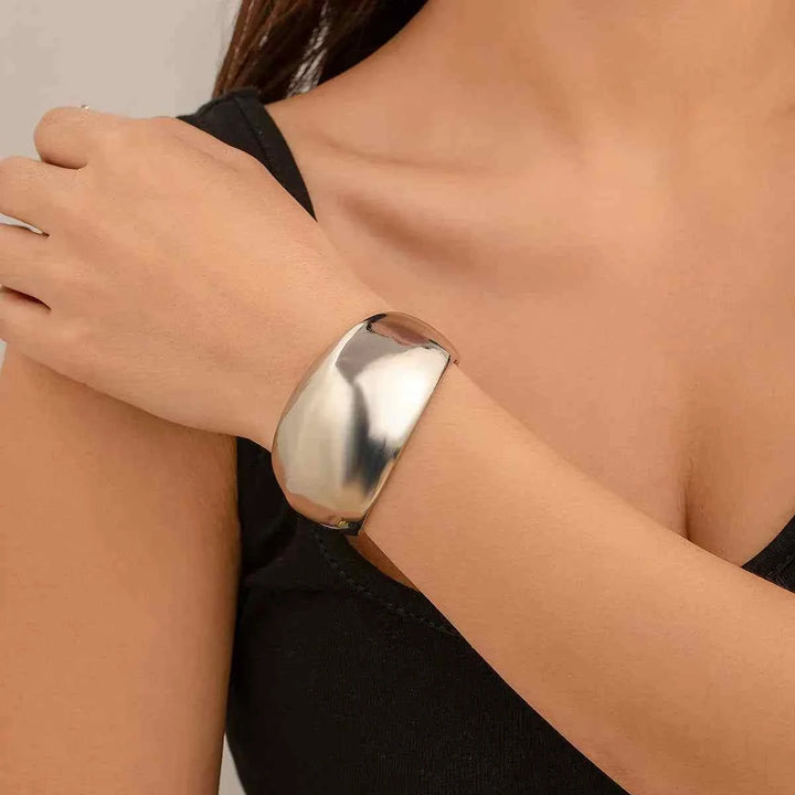 إسوارة نسائية عريضة معدنية لامعة بتصميم C-Shape مفتوح أنيق وعصري بأسلوب أوروبي وأمريكي لعام 2025