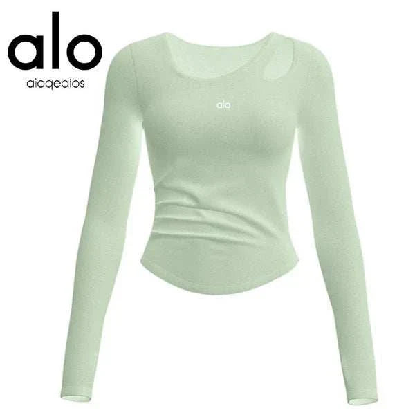 توب رياضي نسائي من alo clothing بأكمام طويلة وتصميم بقاطع وحشوة صدر مدمجة باللون الأخضر الناعم