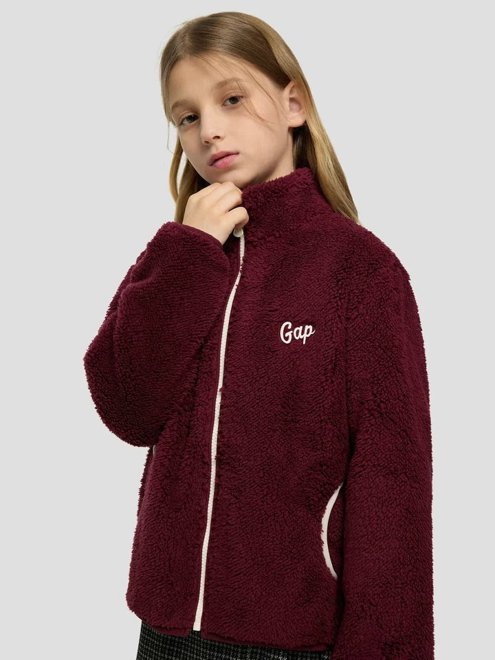 جاكيت شيربا عنابي للبنات من Gap Girls 2025 بدفء وأناقة عالية