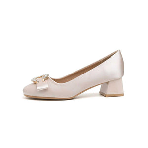 حذاء كعب عريض Beige مرصع بـ Crystal Buckle ومزينة بفيونكة.
