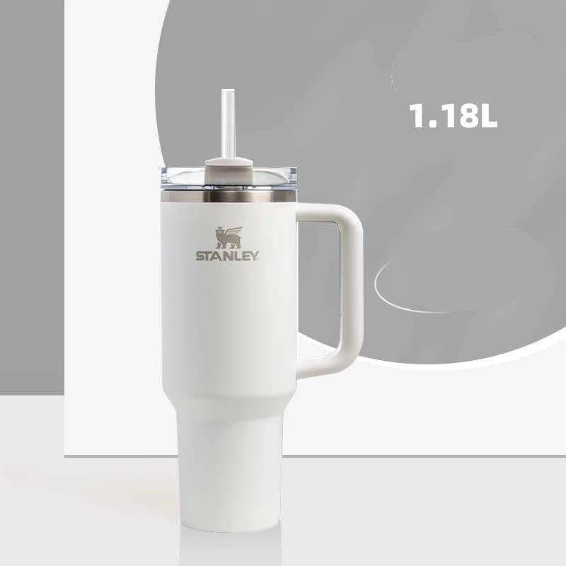 كوب Stanley Quencher الأصلي بحجم 887 مل مع مقبض مريح.