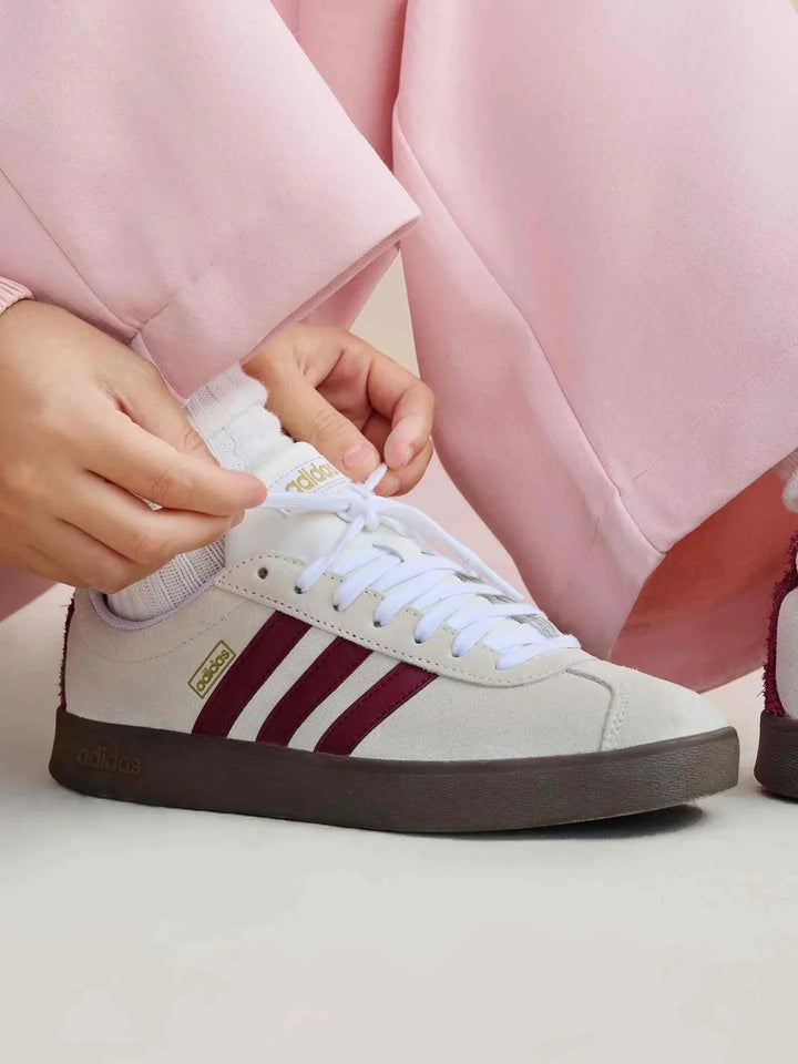 Adidas أديداس حذاء VL COURT 2.0 كلاسيكي للجنسين بلون كريمي مع خطوط خمري وقاعدة مطاطية بنية غامقة