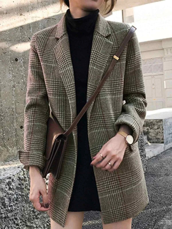 جاكيت كاروهات عملي أنيق دافئ بتصميم مقاوم للتجاعيد مع جيوب مخفية وزحاف متين يناسب المشاوير والمكتب