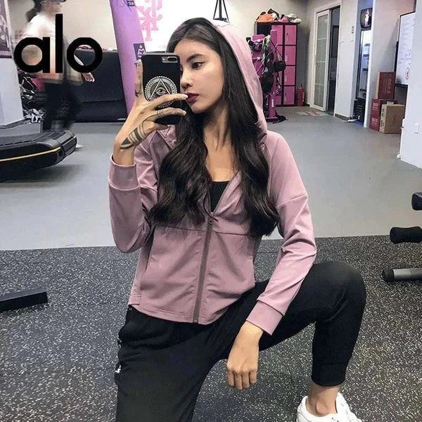 سترة رياضية نحيفة وردية سريعة الجفاف بغطاء من alo clothing للتمارين والركض