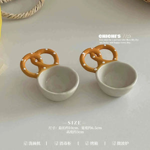 صحن تقديم سيراميك بتصميم Cute Bread و Pretzel مميز.
