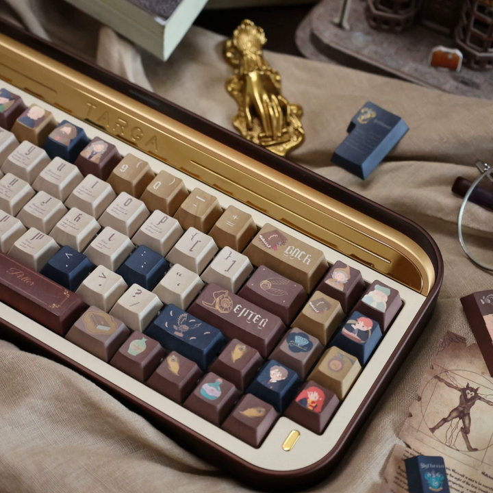 هاري بوتر Harry Potter themed keyboard keycaps in warm brown, cream, and dark blue with magical icons and characters, leather-like oil-resistant texture.
