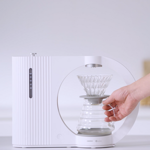 ماكينة Drip Coffee لتحضير القهوة المقطرة بتصميم عصري أبيض.