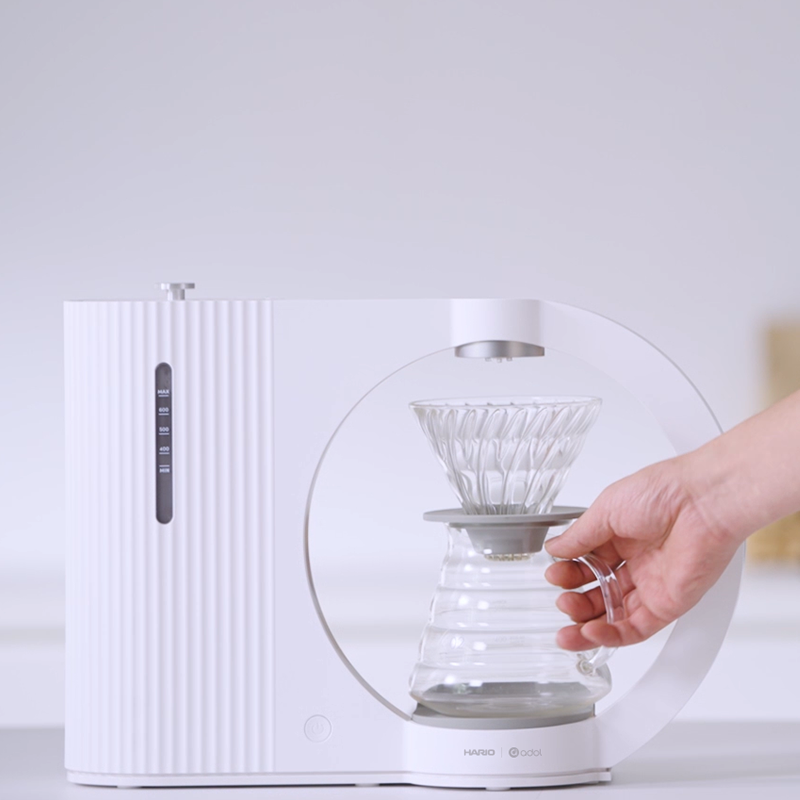 ماكينة Drip Coffee لتحضير القهوة المقطرة بتصميم عصري أبيض.