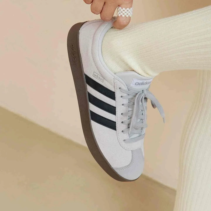 Adidas أديداس حذاء VL COURT 2.0 كلاسيكي بألوان محايدة ونعل بني غامق للرجال والنساء