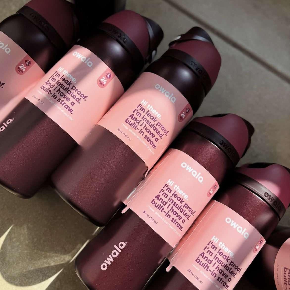 مطارة Owala FreeSip لون Black Cherry بلمسة Matte Metallic.