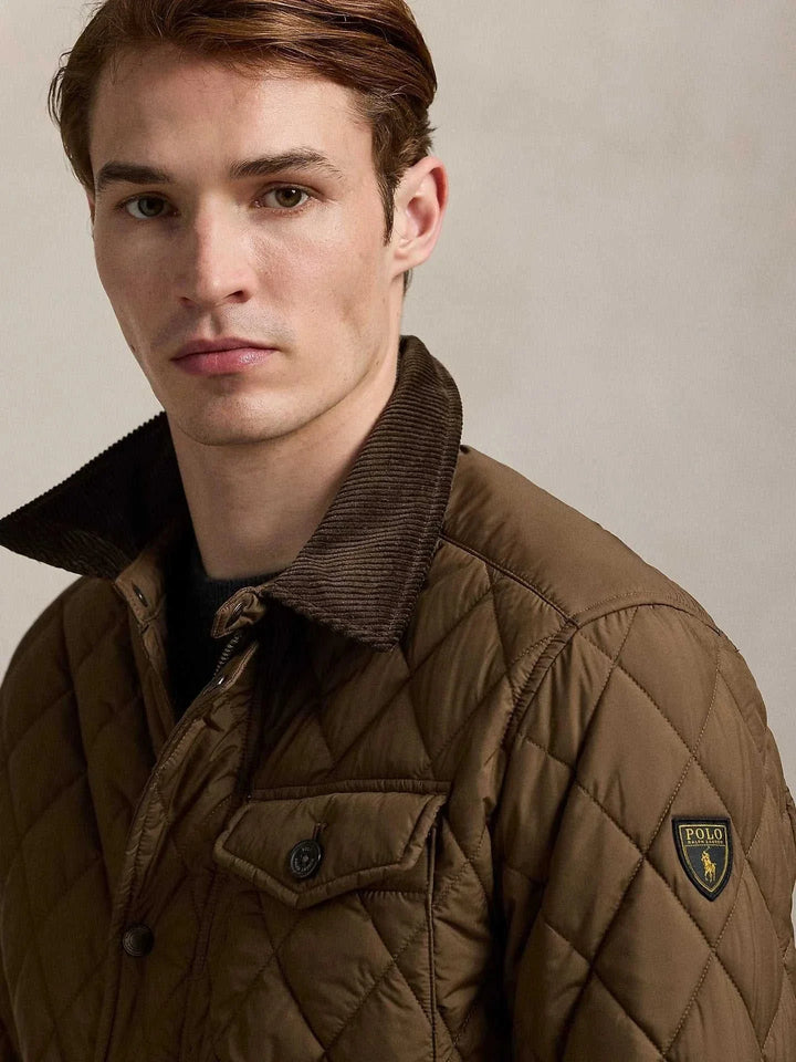 جاكيت رالف لورين بني زيتوني مبطن بتطريز ماسي وطوق كورْدُروي لضمان الراحة والأناقة العملية