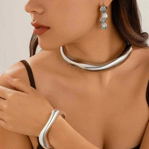 طوق نسائي معدني بتصميم مموج وwomen jewelry بأسلوب أوروبي وأمريكي عصري
